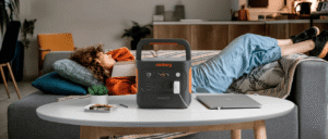 Jackery Explorer 2000 v2 – Entsperren Sie die volle Stromfreiheit für alle Szenarien beim Urlaub am Seeufer, in Harmonie mit der Natur Jackery Explorer 2000 v2