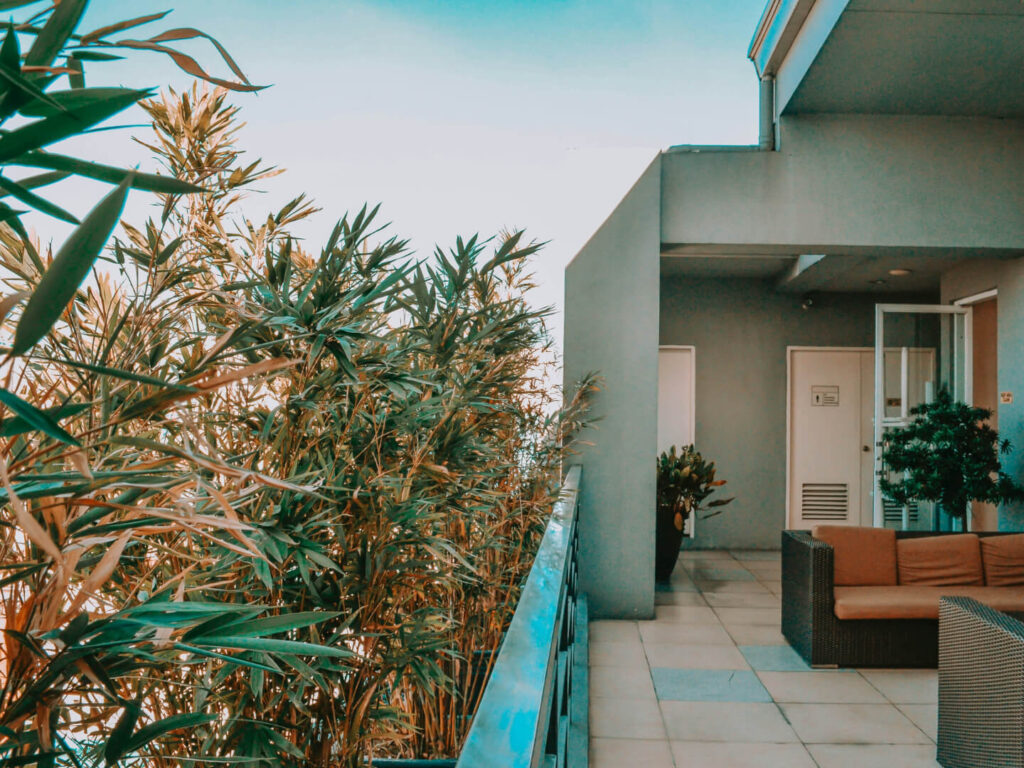 Terrassenschutz zum Wegklappen Warum Faltdächer die smarte Antwort auf wechselhaftes Wetter sind