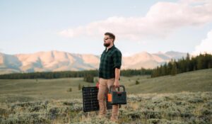 Jackery Explorer 2000 v2 – Entsperren Sie die volle Stromfreiheit für alle Szenarien beim Urlaub am Seeufer, in Harmonie mit der Natur Jackery Explorer 2000 v2