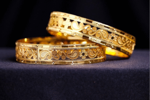 Die vergoldete Schmuckherstellung sorgt dafür, dass andere Metalle oder Materialien aussehen, als wären sie aus echtem Gold.