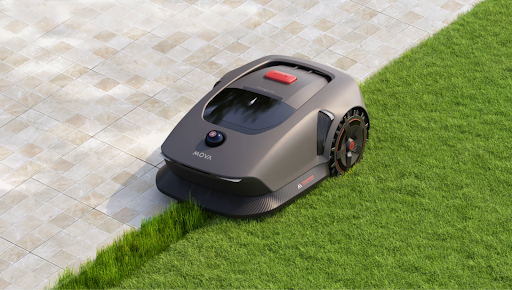 An den meisten Wochenenden hören Sie wahrscheinlich das gleiche Szenario: Nebenan dröhnen die Rasenmäher, der Geruch von Benzin zieht über Ihren Garten, und Sie verlieren eine weitere Stunde damit, eine laute Maschine hin und her zu schieben. Klassische Rasenpflege ist laut, zeitaufwendig und umweltschädlicher, als es auf den ersten Blick wirkt. Wenn Sie es leid sind, Ihren Tag um Motorengeräusche herum zu planen, beim Rasenmähen Abgase einzuatmen und Freizeit zu opfern, nur damit der Rasen gepflegt aussieht, ist es naheliegend, sich zu fragen, ob ein mähroboter diese Arbeit leise für Sie übernehmen könnte.

Intelligente Systeme für Mähroboter
Anstatt einmal pro Woche eine laute Mähsession zu haben, schneidet ein moderner mähroboter Ihren Rasen Stück für Stück, indem er mit einem Elektromotor und Sensoren methodisch durch Ihren Garten fährt. Einige Modelle, darunter Varianten von MOVA wie ein Mähroboter für 600 oder 1000 Quadratmeter, nutzen eine 3D-LiDAR-basierte Navigation, um Außenflächen im Detail zu kartieren und sich ohne die Begrenzungskabel zu bewegen, die ältere Systeme noch benötigten.
Weil dieser Typ von mähroboter mit einem wiederaufladbaren Akku betrieben wird, müssen Sie kein Benzin mehr im Schuppen lagern und verringern die Verschüttungen, die beim manuellen Befüllen eines Tanks entstehen. Mit der Zeit hilft die Umstellung von Kraftstoff auf Strom aus dem Netz – zusammen mit kontinuierlichem Mulchen statt seltener, intensiver Schnitte – dabei, Ihren Rasen gesund zu halten und gleichzeitig den ökologischen Fußabdruck der regelmäßigen Rasenpflege zu senken.
Warum klassische Rasenpflege belastet
Lärm durch herkömmliche Mäher
Wenn Sie statt eines mähroboter einen Benzinrasenmäher verwenden, haben Sie es meist mit Lautstärken zu tun, bei denen längere Einsätze für Sie unangenehm werden und für alle in der Umgebung störend sind.
Emissionen kleiner Verbrennungsmotoren
Der gleiche Motor, der das Messer antreibt, stößt auch Abgase und Feinstaub aus – genau dort, wo Sie und Ihre Familie sich im Freien aufhalten. Ein einzelner Rasen mag wenig erscheinen, doch Millionen ähnlicher Motoren, die Woche für Woche laufen, wirken sich spürbar auf die Luftqualität vor Ort und auf den CO₂-Ausstoß aus.
Nachfrage nach leiseren Lösungen
Aufgrund dieser Kombination aus Lärm und Emissionen steigen immer mehr Menschen auf elektrische Geräte um oder passen ihre Mähzeiten an. Mähroboter fügen sich in dieses Bild, indem sie den Rasen kurz halten, ohne Ihrer Straße so viel Lärm oder direkte Abgase hinzuzufügen.
Wie Mähroboter funktionieren
Elektrischer Antrieb und Schnitt
Ein Mähroboter ist im Grunde ein kompaktes Elektrofahrzeug. Ein Akku treibt die Räder und einen separaten Schneidmotor an, während kleine Messer bei jedem Durchgang nur wenige Millimeter Gras abschneiden. Weil der Roboter häufiger im Einsatz ist, sind die Halme so fein, dass sie als Mulch wieder in den Rasen zurückfallen.
Kartierung und systematisches Mähen
Viele Roboter verlassen sich auf fortschrittliche Sensoren, um die Form Ihres Gartens zu erfassen. Statt zufällig umherzufahren, kartieren sie die Fläche und folgen geplanten Bahnen, sodass jeder Teil des Rasens gleichmäßig bearbeitet wird.
Intelligente Zeitpläne und Steuerung
In der Regel steuern Sie einen Mähroboter über eine mobile App. Von dort aus können Sie Mähzeiten festlegen, die Schnitthöhe anpassen und getrennte Zonen definieren, falls Ihr Rasen in verschiedene Bereiche aufgeteilt ist.

Warum Mähroboter leiser sind
Konstruktive Faktoren für geringe Lautstärke
Mähroboter werden von Anfang an so konstruiert, dass sie leiser sind als die Geräte, die Sie schieben. Elektromotoren erzeugen weniger mechanischen Lärm als Verbrennungsmotoren, und die Messer sind kleiner und besser gekapselt. Weil der Roboter langsam fährt und nur kurzes Gras trimmt, kann er mit geringeren Drehzahlen arbeiten, was sowohl Geräusch als auch Vibration reduziert.
Stetiges Mähen mit geringer Intensität
Der Wechsel von wöchentlichem Mähen zu häufigem, leichten Trimmen verändert, wie der Schall bei Ihnen und Ihren Nachbarn ankommt. Statt eines einzigen, intensiven Lärmereignisses arbeitet der Roboter in kürzeren Zeiträumen bei deutlich niedrigerer Lautstärke. Wenn Sie ihn auf Zeiten planen, in denen Sie im Haus oder bei der Arbeit sind, nehmen Sie ihn womöglich kaum wahr.
Steuerung für Nachbarschaftsruhe
Da Sie die Mähzeiten in der App bestimmen können, legen Sie fest, wann das Gerät laufen darf. So fällt es leichter, Ruhezeiten zu respektieren, frühe Morgenstunden zu vermeiden und rund um Mittagsschlaf, Online-Besprechungen oder Gartenfeiern zu planen.
Wie Roboter Emissionen reduzieren
Vom Benzintank zum Stromnetz
Ein akkubetriebener Mäher hat kein Auspuffrohr, sodass in Ihrem Garten keine direkten Abgase entstehen. Der Strom, mit dem Sie den Akku laden, besitzt zwar ebenfalls einen CO₂-Fußabdruck, dieser ist jedoch oft geringer, als wenn Sie für dieselbe Arbeit Benzin in einem kleinen Motor verbrennen – insbesondere, je mehr erneuerbare Energien ins Netz eingespeist werden.
Energieeinsatz und Dimensionierung
Weil ein Mähroboter nur genug Leistung benötigt, um sich langsam zu bewegen und eine kleine Schneidscheibe zu drehen, können Motor und Akku speziell auf die Größe Ihres Rasens ausgelegt werden. Das Gerät muss die Arbeit nicht in kurzer Zeit erledigen und kann daher mit niedrigerer Leistung laufen und stoppen, sobald der festgelegte Bereich fertig ist.
Indirekte Umweltvorteile
Hinzu kommen indirekte Vorteile, an die Sie vielleicht zunächst nicht denken. Sie müssen seltener mit dem Auto losfahren, um Kraftstoff zu kaufen oder einen schweren Mäher zu transportieren, und Sie verschütten weniger Benzin auf Pflasterflächen oder im Boden.
Mähertyp
Typische Lautstärke
Direkte Emissionen während des Einsatzes
Benzin-Schiebemäher
Hoch
Motorabgase und verdampfender Kraftstoff
Kabel- oder Akkumäher
Mittel
Keine Abgase, indirekte Emissionen aus dem Netz
Mähroboter
Niedrig
Keine Abgase, indirekte Emissionen aus dem Netz

Praktische Überlegungen vor der Anschaffung
Roboter an Flächen anpassen
Bevor Sie einen Mähroboter auswählen, sollten Sie Ihren Rasen ausmessen und sich den Zuschnitt genau ansehen. Starke Hänge, enge Durchgänge sowie getrennte Vorder- und Hintergärten beeinflussen, welche Modelle zuverlässig funktionieren. Ein Produkt wie der MOVA 1000 ist beispielsweise für mittelgroße Rasenflächen ausgelegt und kann mit virtuellen Karten, mehreren Zonen und Steigungen bis zu einem bestimmten Gefälle umgehen.
Sicherheit und Auswirkungen in der Nachbarschaft
Moderne Mähroboter besitzen Sicherheitsfunktionen wie Hebe- und Neigungssensoren, die die Messer stoppen, wenn Sie das Gerät anheben, sowie Hinderniserkennung, um das Risiko von Kollisionen zu verringern.
Grenzen und Alternativen
Ein Roboter ist nicht in jeder Situation die beste Wahl. Sehr kleine Rasenflächen, Bereiche mit vielen Stufen oder Zonen mit häufigem Ast- und Laubfall lassen sich mit einem einfachen Hand- oder Akkumäher unter Umständen besser pflegen.
Fazit
Wenn Sie genervt sind von lauten Wochenenden, anhaltenden Abgasen und dem Zeitaufwand, den ein gepflegter Rasen mit sich bringt, kann der Umstieg auf einen mähroboter Ihre Sicht auf Rasenpflege grundlegend verändern. Durch die Kombination aus leisem Elektroantrieb, häufigen, leichten Schnitten und immer intelligenterer Navigation ermöglichen Mähroboter Ihnen, Ihren Garten ordentlich zu halten, ohne Sie und Ihre Nachbarn übermäßig zu stören. Marken wie MOVA mit Modellen, die fortschrittliche Sensortechnik mit kabelloser Einrichtung verbinden, zeigen, wie schnell sich diese Kategorie entwickelt. Wenn Sie ein Gerät wählen, das zu Ihrem Rasen passt, und es nach einem Zeitplan betreiben, der auf die Menschen um Sie herum Rücksicht nimmt, erhalten Sie am Ende einen saubereren, ruhigeren Garten – und mehr Freiheit, Ihre Außenbereiche zu genießen.
