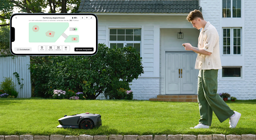 An den meisten Wochenenden hören Sie wahrscheinlich das gleiche Szenario: Nebenan dröhnen die Rasenmäher, der Geruch von Benzin zieht über Ihren Garten, und Sie verlieren eine weitere Stunde damit, eine laute Maschine hin und her zu schieben. Klassische Rasenpflege ist laut, zeitaufwendig und umweltschädlicher, als es auf den ersten Blick wirkt. Wenn Sie es leid sind, Ihren Tag um Motorengeräusche herum zu planen, beim Rasenmähen Abgase einzuatmen und Freizeit zu opfern, nur damit der Rasen gepflegt aussieht, ist es naheliegend, sich zu fragen, ob ein mähroboter diese Arbeit leise für Sie übernehmen könnte.

Intelligente Systeme für Mähroboter
Anstatt einmal pro Woche eine laute Mähsession zu haben, schneidet ein moderner mähroboter Ihren Rasen Stück für Stück, indem er mit einem Elektromotor und Sensoren methodisch durch Ihren Garten fährt. Einige Modelle, darunter Varianten von MOVA wie ein Mähroboter für 600 oder 1000 Quadratmeter, nutzen eine 3D-LiDAR-basierte Navigation, um Außenflächen im Detail zu kartieren und sich ohne die Begrenzungskabel zu bewegen, die ältere Systeme noch benötigten.
Weil dieser Typ von mähroboter mit einem wiederaufladbaren Akku betrieben wird, müssen Sie kein Benzin mehr im Schuppen lagern und verringern die Verschüttungen, die beim manuellen Befüllen eines Tanks entstehen. Mit der Zeit hilft die Umstellung von Kraftstoff auf Strom aus dem Netz – zusammen mit kontinuierlichem Mulchen statt seltener, intensiver Schnitte – dabei, Ihren Rasen gesund zu halten und gleichzeitig den ökologischen Fußabdruck der regelmäßigen Rasenpflege zu senken.
Warum klassische Rasenpflege belastet
Lärm durch herkömmliche Mäher
Wenn Sie statt eines mähroboter einen Benzinrasenmäher verwenden, haben Sie es meist mit Lautstärken zu tun, bei denen längere Einsätze für Sie unangenehm werden und für alle in der Umgebung störend sind.
Emissionen kleiner Verbrennungsmotoren
Der gleiche Motor, der das Messer antreibt, stößt auch Abgase und Feinstaub aus – genau dort, wo Sie und Ihre Familie sich im Freien aufhalten. Ein einzelner Rasen mag wenig erscheinen, doch Millionen ähnlicher Motoren, die Woche für Woche laufen, wirken sich spürbar auf die Luftqualität vor Ort und auf den CO₂-Ausstoß aus.
Nachfrage nach leiseren Lösungen
Aufgrund dieser Kombination aus Lärm und Emissionen steigen immer mehr Menschen auf elektrische Geräte um oder passen ihre Mähzeiten an. Mähroboter fügen sich in dieses Bild, indem sie den Rasen kurz halten, ohne Ihrer Straße so viel Lärm oder direkte Abgase hinzuzufügen.
Wie Mähroboter funktionieren
Elektrischer Antrieb und Schnitt
Ein Mähroboter ist im Grunde ein kompaktes Elektrofahrzeug. Ein Akku treibt die Räder und einen separaten Schneidmotor an, während kleine Messer bei jedem Durchgang nur wenige Millimeter Gras abschneiden. Weil der Roboter häufiger im Einsatz ist, sind die Halme so fein, dass sie als Mulch wieder in den Rasen zurückfallen.
Kartierung und systematisches Mähen
Viele Roboter verlassen sich auf fortschrittliche Sensoren, um die Form Ihres Gartens zu erfassen. Statt zufällig umherzufahren, kartieren sie die Fläche und folgen geplanten Bahnen, sodass jeder Teil des Rasens gleichmäßig bearbeitet wird.
Intelligente Zeitpläne und Steuerung
In der Regel steuern Sie einen Mähroboter über eine mobile App. Von dort aus können Sie Mähzeiten festlegen, die Schnitthöhe anpassen und getrennte Zonen definieren, falls Ihr Rasen in verschiedene Bereiche aufgeteilt ist.

Warum Mähroboter leiser sind
Konstruktive Faktoren für geringe Lautstärke
Mähroboter werden von Anfang an so konstruiert, dass sie leiser sind als die Geräte, die Sie schieben. Elektromotoren erzeugen weniger mechanischen Lärm als Verbrennungsmotoren, und die Messer sind kleiner und besser gekapselt. Weil der Roboter langsam fährt und nur kurzes Gras trimmt, kann er mit geringeren Drehzahlen arbeiten, was sowohl Geräusch als auch Vibration reduziert.
Stetiges Mähen mit geringer Intensität
Der Wechsel von wöchentlichem Mähen zu häufigem, leichten Trimmen verändert, wie der Schall bei Ihnen und Ihren Nachbarn ankommt. Statt eines einzigen, intensiven Lärmereignisses arbeitet der Roboter in kürzeren Zeiträumen bei deutlich niedrigerer Lautstärke. Wenn Sie ihn auf Zeiten planen, in denen Sie im Haus oder bei der Arbeit sind, nehmen Sie ihn womöglich kaum wahr.
Steuerung für Nachbarschaftsruhe
Da Sie die Mähzeiten in der App bestimmen können, legen Sie fest, wann das Gerät laufen darf. So fällt es leichter, Ruhezeiten zu respektieren, frühe Morgenstunden zu vermeiden und rund um Mittagsschlaf, Online-Besprechungen oder Gartenfeiern zu planen.
Wie Roboter Emissionen reduzieren
Vom Benzintank zum Stromnetz
Ein akkubetriebener Mäher hat kein Auspuffrohr, sodass in Ihrem Garten keine direkten Abgase entstehen. Der Strom, mit dem Sie den Akku laden, besitzt zwar ebenfalls einen CO₂-Fußabdruck, dieser ist jedoch oft geringer, als wenn Sie für dieselbe Arbeit Benzin in einem kleinen Motor verbrennen – insbesondere, je mehr erneuerbare Energien ins Netz eingespeist werden.
Energieeinsatz und Dimensionierung
Weil ein Mähroboter nur genug Leistung benötigt, um sich langsam zu bewegen und eine kleine Schneidscheibe zu drehen, können Motor und Akku speziell auf die Größe Ihres Rasens ausgelegt werden. Das Gerät muss die Arbeit nicht in kurzer Zeit erledigen und kann daher mit niedrigerer Leistung laufen und stoppen, sobald der festgelegte Bereich fertig ist.
Indirekte Umweltvorteile
Hinzu kommen indirekte Vorteile, an die Sie vielleicht zunächst nicht denken. Sie müssen seltener mit dem Auto losfahren, um Kraftstoff zu kaufen oder einen schweren Mäher zu transportieren, und Sie verschütten weniger Benzin auf Pflasterflächen oder im Boden.
Mähertyp
Typische Lautstärke
Direkte Emissionen während des Einsatzes
Benzin-Schiebemäher
Hoch
Motorabgase und verdampfender Kraftstoff
Kabel- oder Akkumäher
Mittel
Keine Abgase, indirekte Emissionen aus dem Netz
Mähroboter
Niedrig
Keine Abgase, indirekte Emissionen aus dem Netz

Praktische Überlegungen vor der Anschaffung
Roboter an Flächen anpassen
Bevor Sie einen Mähroboter auswählen, sollten Sie Ihren Rasen ausmessen und sich den Zuschnitt genau ansehen. Starke Hänge, enge Durchgänge sowie getrennte Vorder- und Hintergärten beeinflussen, welche Modelle zuverlässig funktionieren. Ein Produkt wie der MOVA 1000 ist beispielsweise für mittelgroße Rasenflächen ausgelegt und kann mit virtuellen Karten, mehreren Zonen und Steigungen bis zu einem bestimmten Gefälle umgehen.
Sicherheit und Auswirkungen in der Nachbarschaft
Moderne Mähroboter besitzen Sicherheitsfunktionen wie Hebe- und Neigungssensoren, die die Messer stoppen, wenn Sie das Gerät anheben, sowie Hinderniserkennung, um das Risiko von Kollisionen zu verringern.
Grenzen und Alternativen
Ein Roboter ist nicht in jeder Situation die beste Wahl. Sehr kleine Rasenflächen, Bereiche mit vielen Stufen oder Zonen mit häufigem Ast- und Laubfall lassen sich mit einem einfachen Hand- oder Akkumäher unter Umständen besser pflegen.
Fazit
Wenn Sie genervt sind von lauten Wochenenden, anhaltenden Abgasen und dem Zeitaufwand, den ein gepflegter Rasen mit sich bringt, kann der Umstieg auf einen mähroboter Ihre Sicht auf Rasenpflege grundlegend verändern. Durch die Kombination aus leisem Elektroantrieb, häufigen, leichten Schnitten und immer intelligenterer Navigation ermöglichen Mähroboter Ihnen, Ihren Garten ordentlich zu halten, ohne Sie und Ihre Nachbarn übermäßig zu stören. Marken wie MOVA mit Modellen, die fortschrittliche Sensortechnik mit kabelloser Einrichtung verbinden, zeigen, wie schnell sich diese Kategorie entwickelt. Wenn Sie ein Gerät wählen, das zu Ihrem Rasen passt, und es nach einem Zeitplan betreiben, der auf die Menschen um Sie herum Rücksicht nimmt, erhalten Sie am Ende einen saubereren, ruhigeren Garten – und mehr Freiheit, Ihre Außenbereiche zu genießen.
